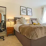 Lowndes House - Close To City Centre - Garden, Free Parking And Smart Tv By Yoko Property